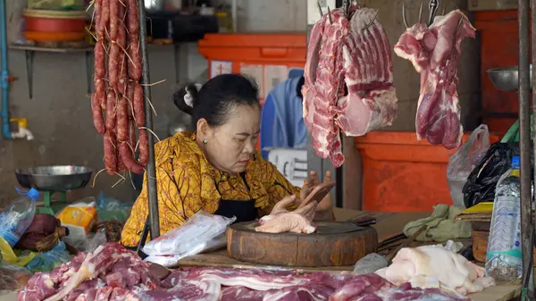 Phnom Penh, Kamboçya - Ocak 2024: yerel halk tipik bir taze pazar