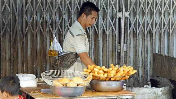 Phnom Penh, Kamboçya - Ocak 2024: bir sokak mutfağında yerel halk