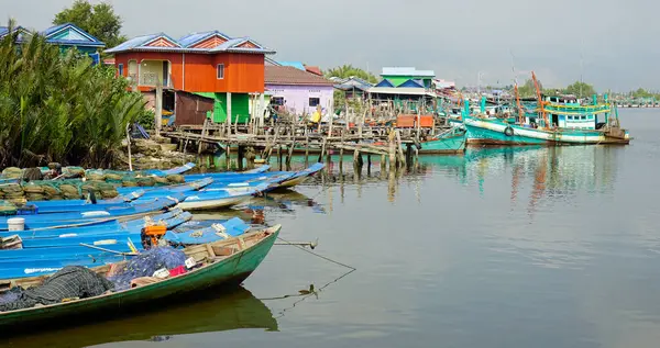 Kampot, Kamboçya - Şubat 2024: Limandaki renkli balıkçı tekneleri