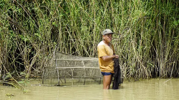 Battambang, Kamboçya - Ocak 2024: Tonle özsuyu nehrinde balık yakalayan yerel balıkçı