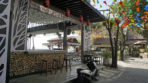 Koh Samet, Tayland - Ocak 2024: ao wai plajındaki boş sahil barı