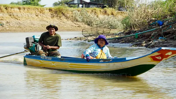 Battambang, Kamboçya - Ocak 2024: Tonle Sup Nehri 'ndeki tekne insanları