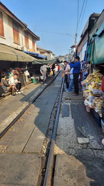 Bangkok, Tayland - Ocak 2024: ünlü Meaklong demiryolu pazarı