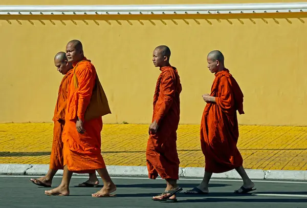 Phnom Penh Kambodja Januari 2024 Apelsinklädda Buddhistiska Munkar Gatorna Royaltyfria Stockbilder