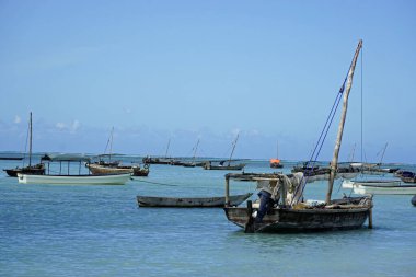 Balıkçı Zanzibar adasında batıyor.