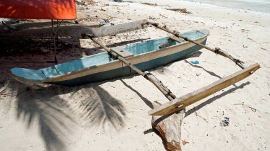 Zanzibar adasındaki ahşap tekne.