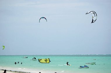 Zanzibar 'daki Paje sahilinde uçurtma sörfü