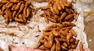 Çiftçi pazarında farklı patatesler.