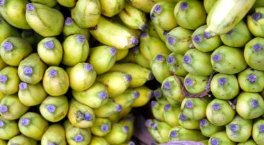 Zanzibar adasındaki yerel bir çiftçi pazarından taze meyve.