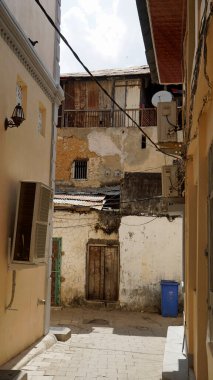 Zanzibar adasındaki taştan kasabada dar bir sokak.