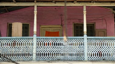 Taş kasabada geleneksel ahşap balkon, tanzanya