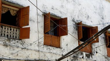 Stonetown 'daki geleneksel tahta pencere panjurları