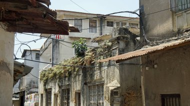 Zanzibar adasındaki taştan kasabada dar bir sokak.