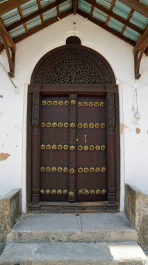 Zanzibar adasındaki Stonetown 'da geleneksel ahşap kapı