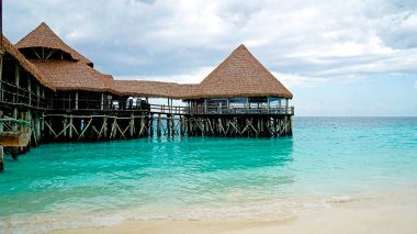 Zanzibar adasında deniz kıyısında bir kafe.