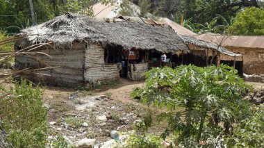 Zanzibar adasındaki kizimkazi köyündeki ahşap binalar.