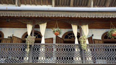 Taş kasabada geleneksel ahşap balkon, tanzanya