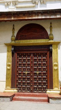 Zanzibar adasındaki Stonetown 'da geleneksel ahşap kapı