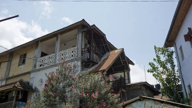 Taş kasabada geleneksel ahşap balkon, tanzanya