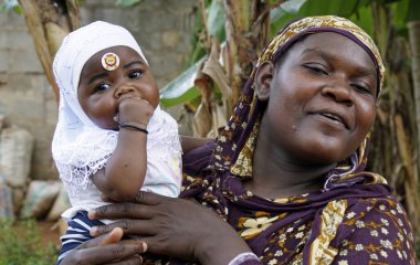 Kinyasini, Zanzibar - Ekim 2024: Geleneksel renkli giyinen Afrikalı kadınlar 