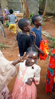 Kinyasini, Zanzibar - Ekim 2024: Yerel bir köydeki çocuklar