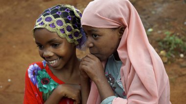 Kinyasini, Zanzibar - Ekim 2024: Yerel bir köydeki çocuklar
