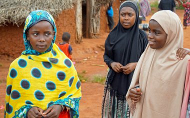 Kinyasini, Zanzibar - Ekim 2024: Yerel bir köydeki çocuklar