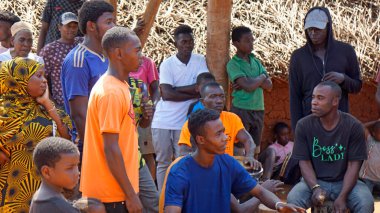 Kinyasini, Zanzibar - Ekim 2024: Geleneksel giyinmiş köy halkı bir düğün törenini kutluyor