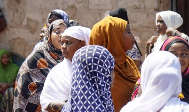 Kinyasini, Zanzibar - Ekim 2024: Geleneksel giyinmiş köy halkı bir düğün törenini kutluyor