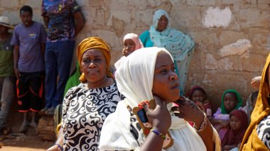 Kinyasini, Zanzibar - Ekim 2024: Geleneksel giyinmiş köy halkı bir düğün törenini kutluyor