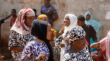 Kinyasini, Zanzibar - Ekim 2024: Geleneksel giyinmiş köy halkı bir düğün törenini kutluyor