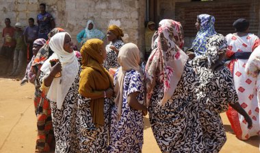 Kinyasini, Zanzibar - Ekim 2024: Geleneksel giyinmiş köy halkı bir düğün törenini kutluyor