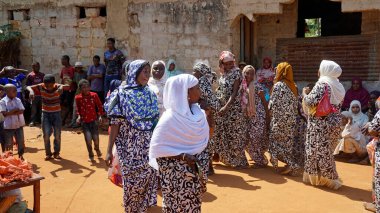 Kinyasini, Zanzibar - Ekim 2024: Geleneksel giyinmiş köy halkı bir düğün törenini kutluyor