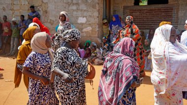 Kinyasini, Zanzibar - Ekim 2024: Geleneksel giyinmiş köy halkı bir düğün törenini kutluyor