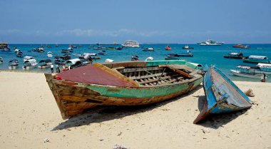 Stone Town, Zanzibar - Ekim 2024: Sahilde birçok tekne gezisi