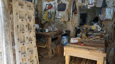 Stonetown, Zanzibar - Ekim 2024: Sokaklardaki kaotik yerel marangoz dükkanı