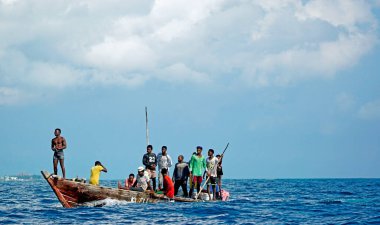 Nungwi, Zanzibar - Ekim 2024: Teknedeki yerel balıkçı