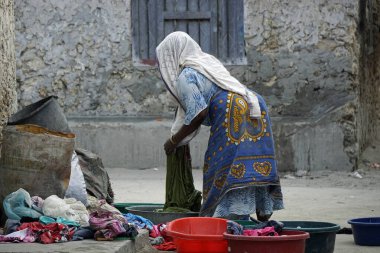 Paje, Zanzibar - Ekim 2024: köyde çamaşırlarını yıkayan kadın