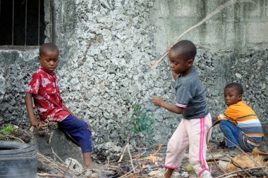Paje, Zanzibar - Ekim 2024: köyde ateşle oynayan çocuklar