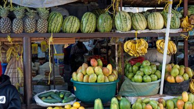 Stonetown, Zanzibar - Ekim 2024: yerel taze pazarda meyveler