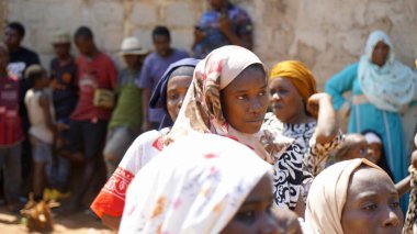Kinyasini, Zanzibar - Ekim 2024: Geleneksel giyinmiş köy halkı bir düğün törenini kutluyor