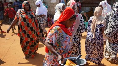 Kinyasini, Zanzibar - Ekim 2024: Geleneksel giyinmiş köy halkı bir düğün törenini kutluyor