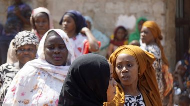 Kinyasini, Zanzibar - Ekim 2024: Geleneksel giyinmiş köy halkı bir düğün törenini kutluyor