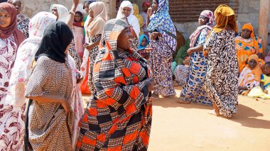 Kinyasini, Zanzibar - Ekim 2024: Geleneksel giyinmiş köy halkı bir düğün törenini kutluyor