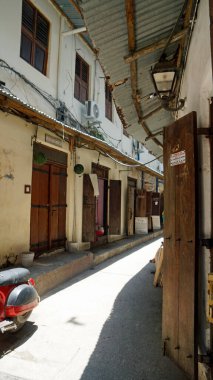 Stonetown, Zanzibar - Ekim 2024: Eski şehir merkezinde dar alan