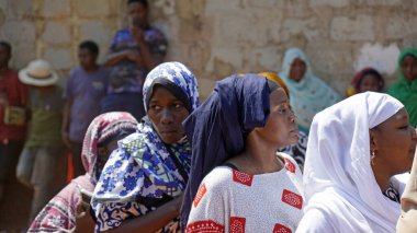 Kinyasini, Zanzibar - Ekim 2024: Geleneksel giyinmiş köy halkı bir düğün törenini kutluyor