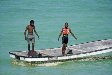 Paje, Zanzibar - Ekim 2024: Yerli çocuklar tekneden atlarken eğleniyorlar