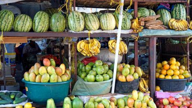 Stonetown, Zanzibar - Ekim 2024: yerel taze pazarda meyveler