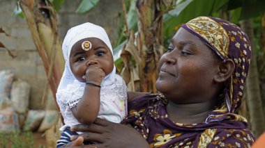 Kinyasini, Zanzibar - Ekim 2024: Geleneksel renkli giyinen Afrikalı kadınlar 