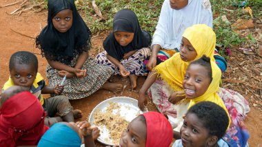 Kinyasini, Zanzibar - Ekim 2024: pirinç yemeği için kirli zeminde oturan yerel ödlek